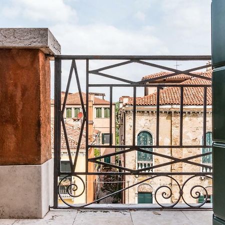 Carmini Canal View And Balcony With Lift Venedig Exteriör bild