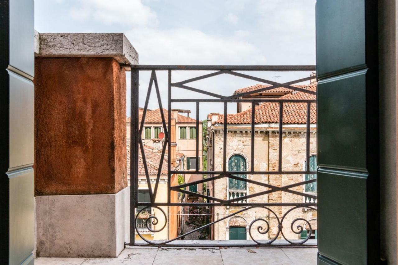 Carmini Canal View And Balcony With Lift Venedig Exteriör bild