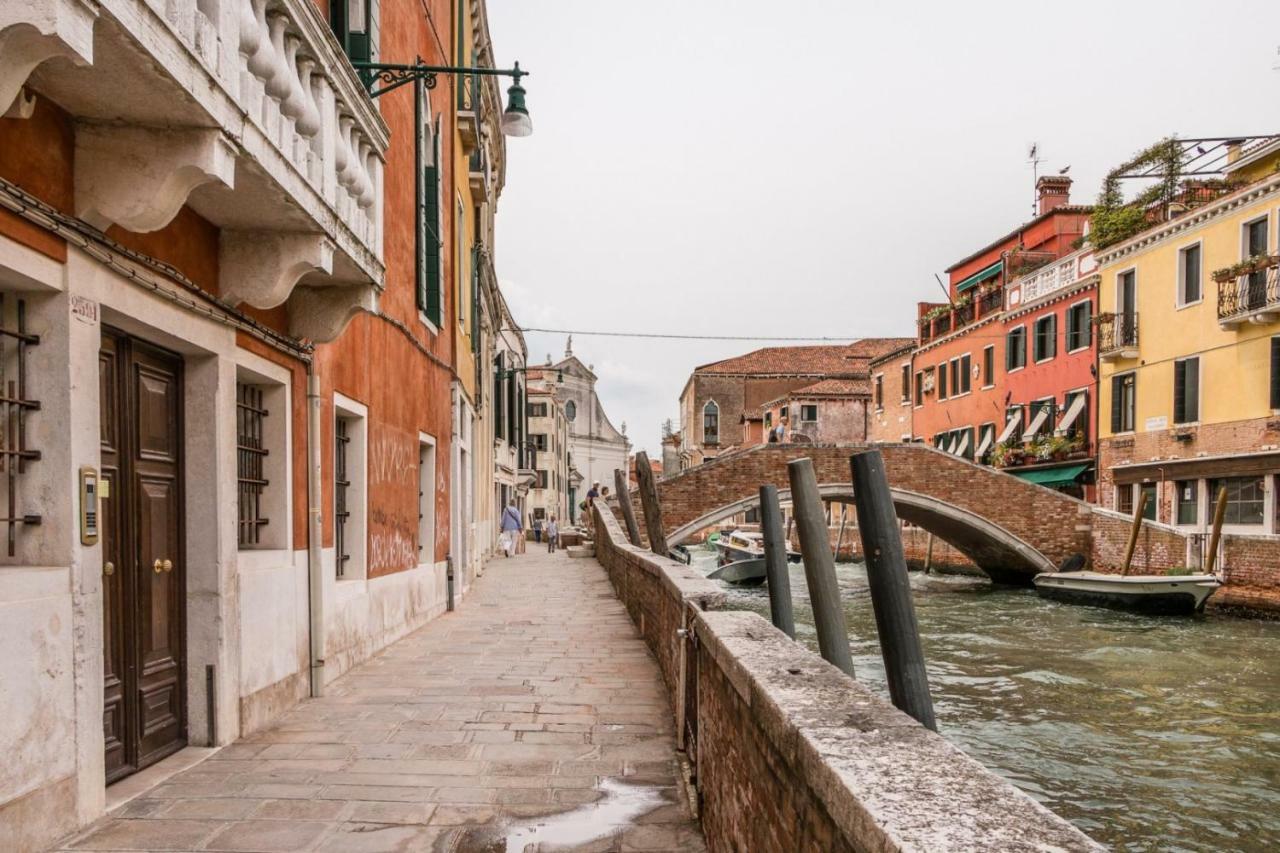 Carmini Canal View And Balcony With Lift Venedig Exteriör bild