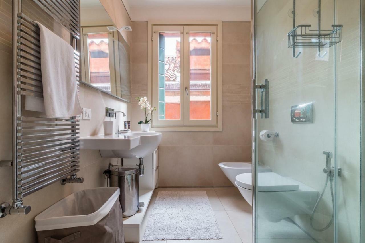 Carmini Canal View And Balcony With Lift Venedig Exteriör bild